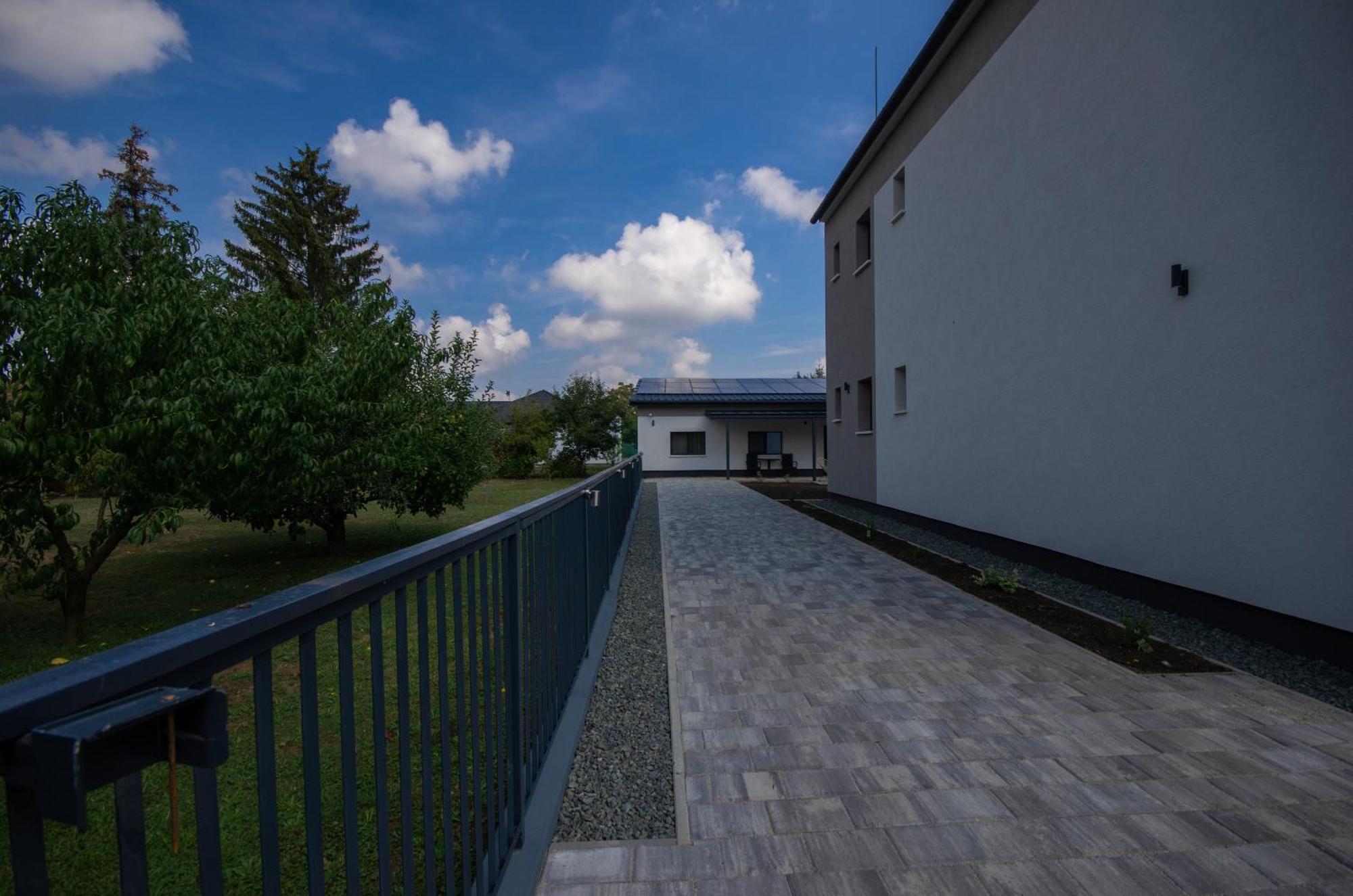 Csaladi Kikoeto Apartman ギュラ エクステリア 写真